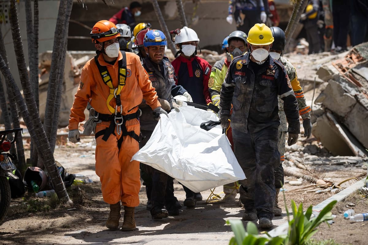 Integrantes del Ejercito de Venezuela realizan labores de rescate en una zona afectada por el doble terremoto del 24 de junio, este viernes, en Caraballeda, La Guaira (Venezuela).// EFE/ Miguel Gutiérrez