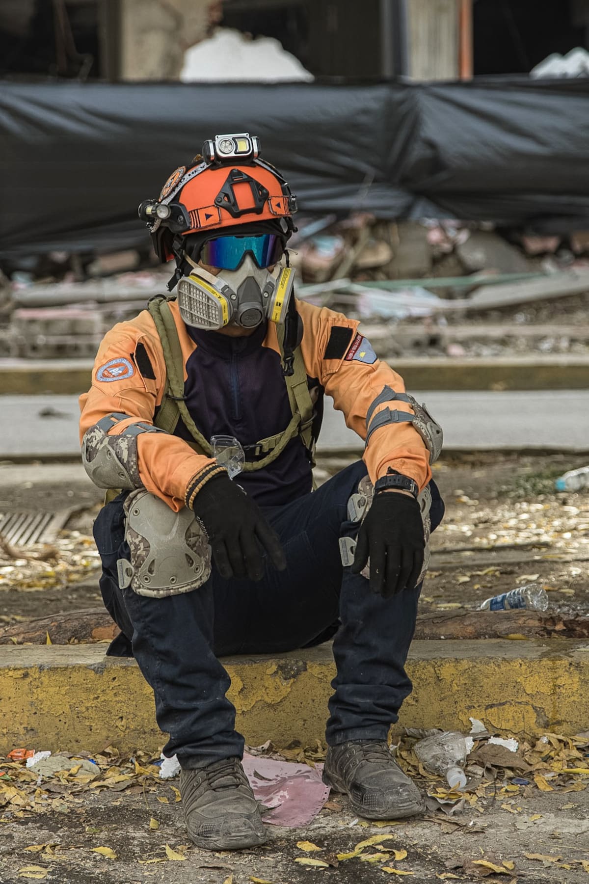 Integrantes del Ejercito de Venezuela realizan labores de rescate en una zona afectada por el doble terremoto del 24 de junio, este viernes, en Caraballeda, La Guaira (Venezuela).// EFE/ Miguel Gutiérrez