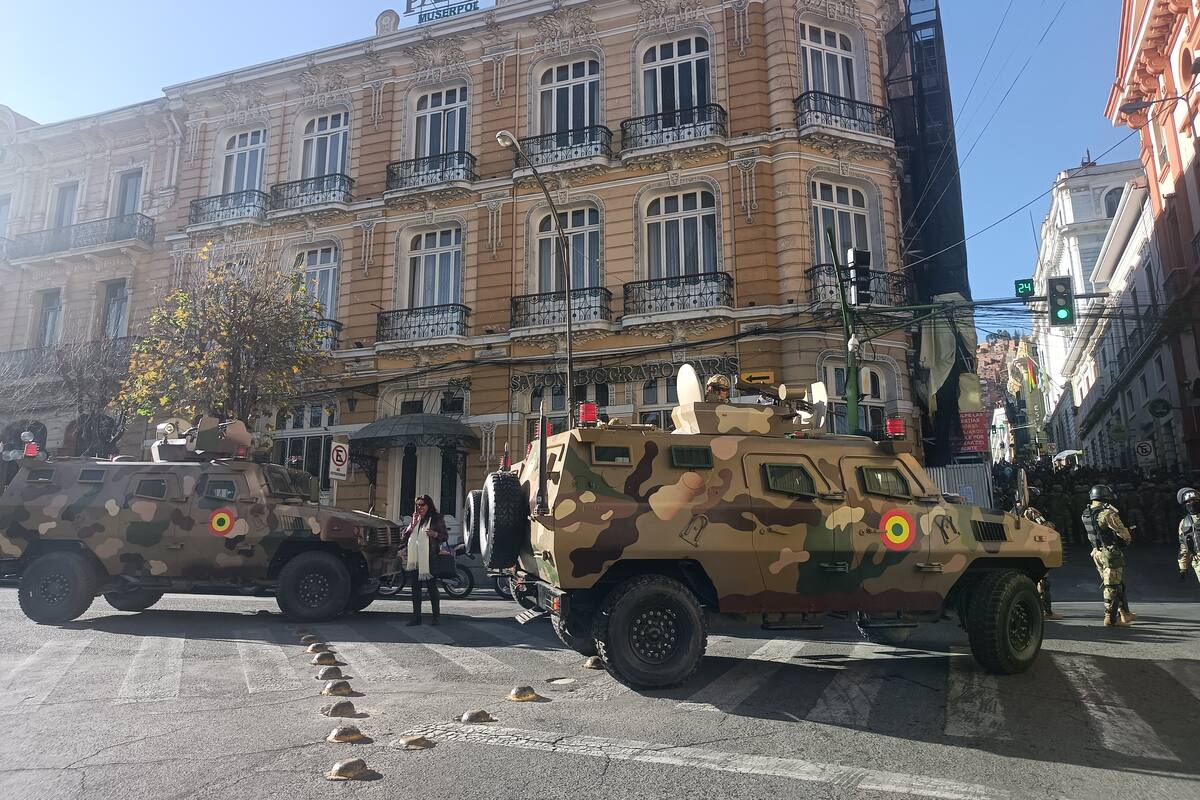 Tanque ingresa a sede del Gobierno en Bolivia y denuncian golpe de Estado