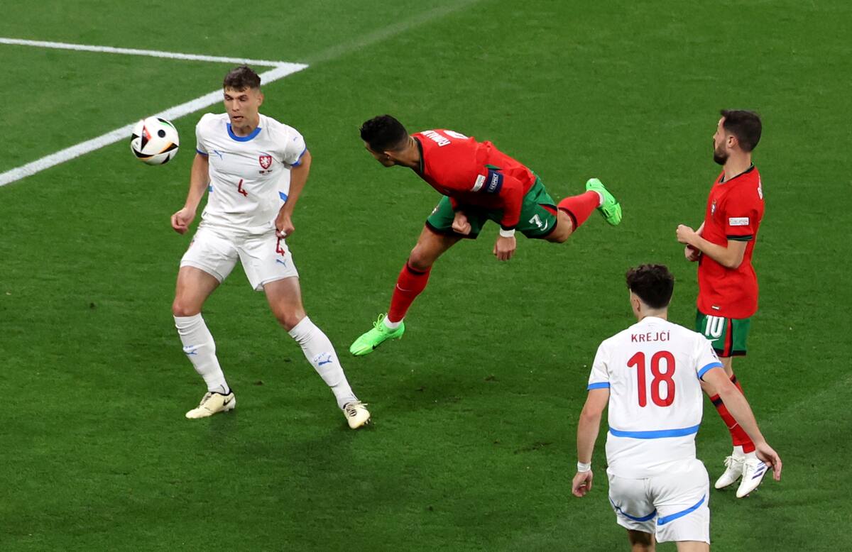 Cristiano Ronaldo de Portugal (C) encabeza el balón durante el partido del grupo F de la UEFA EURO 2024 entre Portugal y la República Checa, en Leipzig, Alemania, el 18 de junio de 2024. //EFE