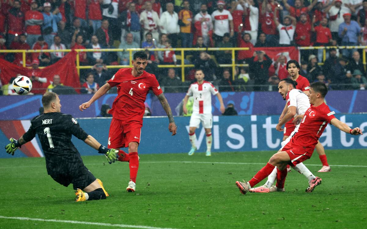 Giorgi Kochorashvili de Georgia (2R) pierde la oportunidad de anotar durante el partido de fútbol del grupo F de la UEFA EURO 2024 entre Turquía y Georgia. //EFE