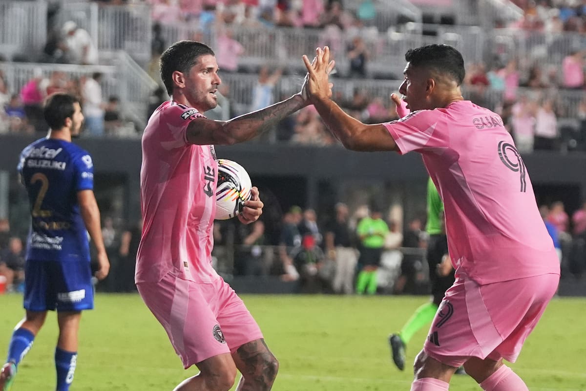 El argentino Rodrigo de Paul festeja su gol con su compañero del Inter Miami, el uruguayo Luis Suárez, en un partido de la Leagues Cup ante Pumas de México. //Foto, AP: Lynne Sladky