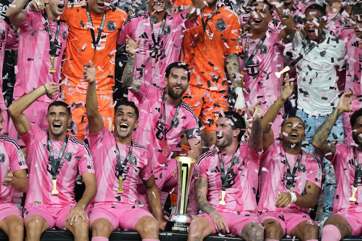 El delantero del Inter Miami Lionel Messi (en el centro) celebra con sus compañeros tras ganar el partido de la Campeones Cup contra el Cruz Azul. //Foto, AP: Lynne Sladky