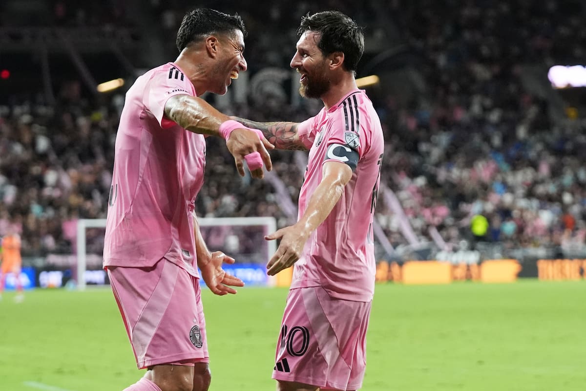 El delantero del Inter Miami Lionel Messi (10) celebra con Luis Suárez (a la izquierda) tras marcar un gol durante la primera mitad del partido de la Campeones Cup contra el Cruz Azul. //Foto, AP: Lynne Sladky