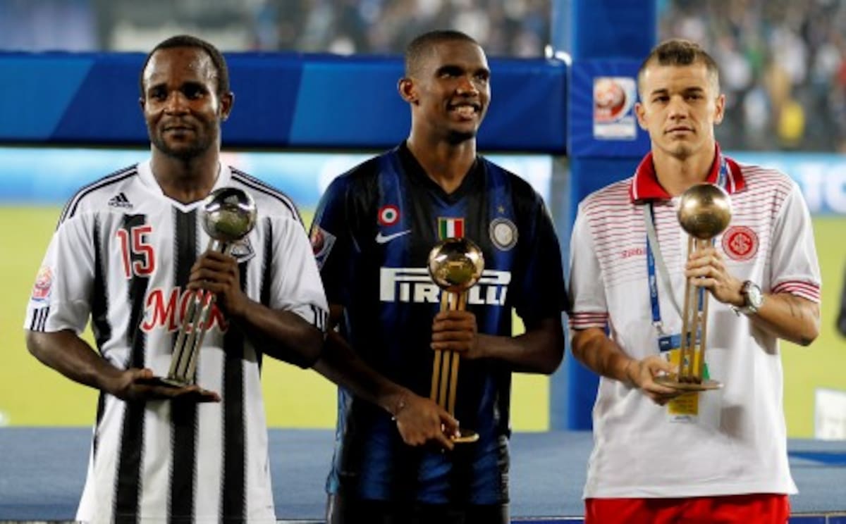 Andres D'Alessandro (derecha) recibió el trofeo por el tercer lugar en el Mundial de Clubes del Inter de Porto Alegre; Eto'o recibió el de campeón del Inter de Milán y Dioko Kaluyituka (de Mazembe), subcampeón. ceremonia de premaión