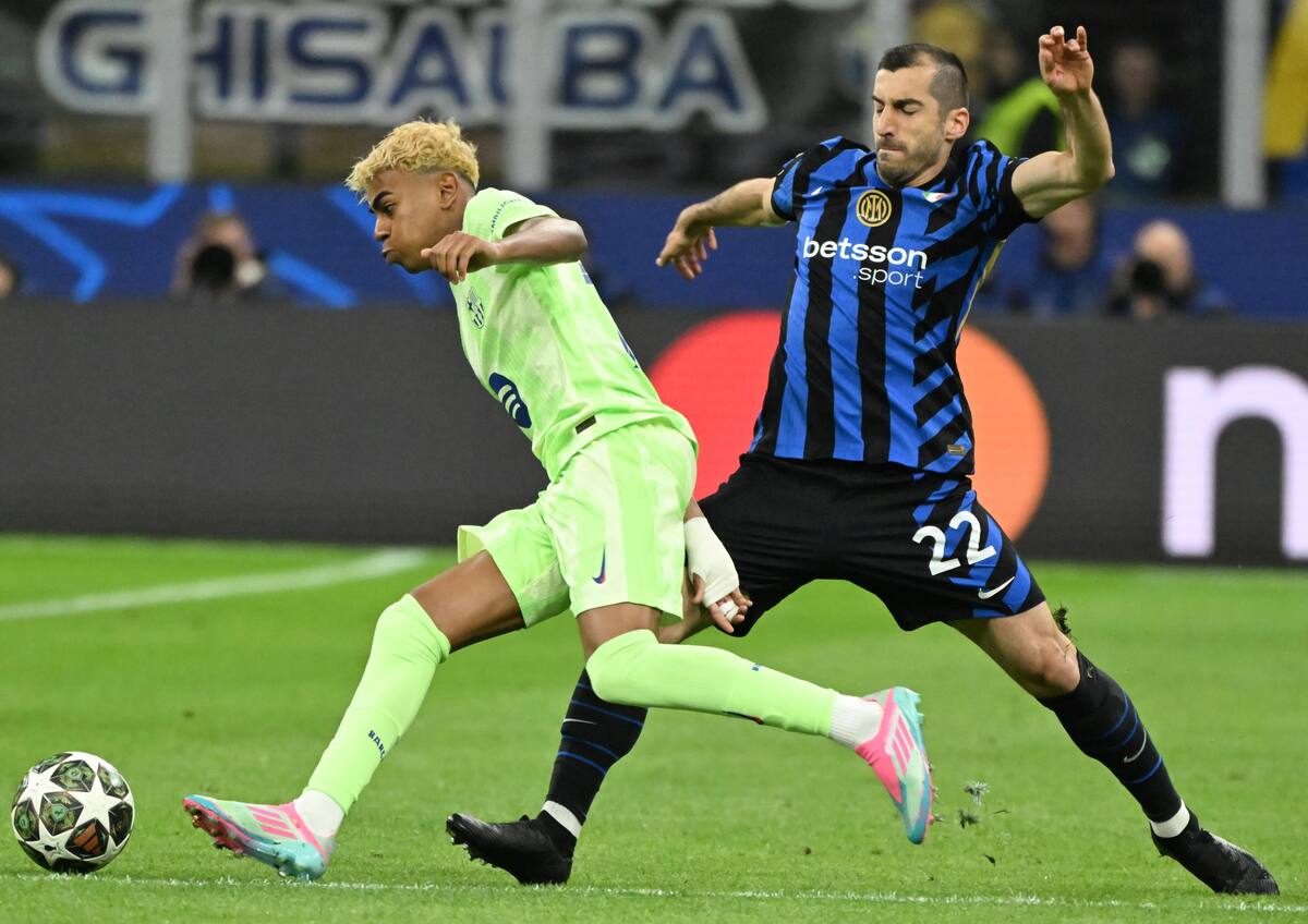 Inter y Barcelona están jugando un partido muy parejo.//EFE