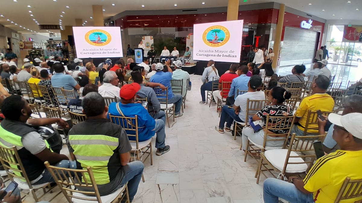 El alcalde Dumek Tubay hizo el anuncio durante una reunión en el Centro Comercial La Gran Manzana. // Foto: Julio Castaño Beltrán - EU