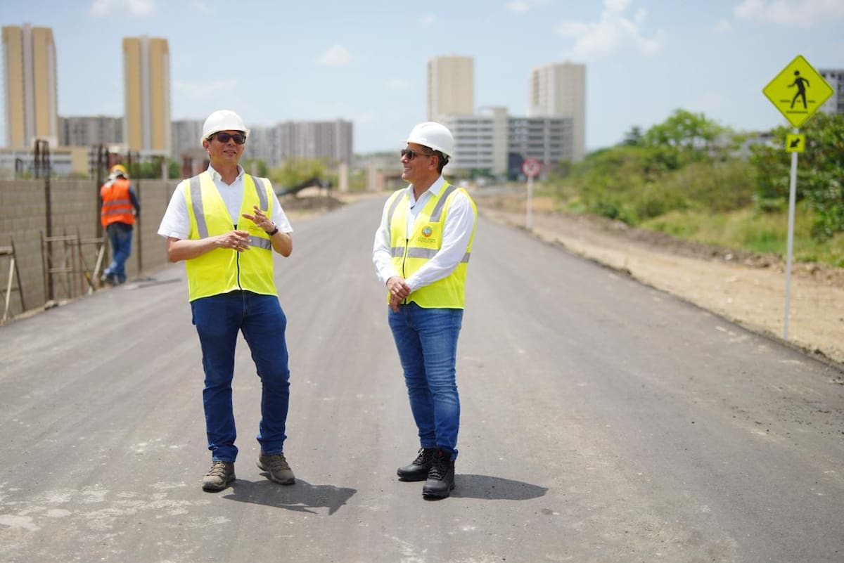 El secretario de Infraestructura, Wilmer Iriarte; y el alcalde de Cartagena, Dumek Turbay Paz; estuvieron inspeccionando las obras en la vía que conectará Territorio Mio con Parque Heredia. // Foto: Cortesía - Alcaldía de Cartagena.