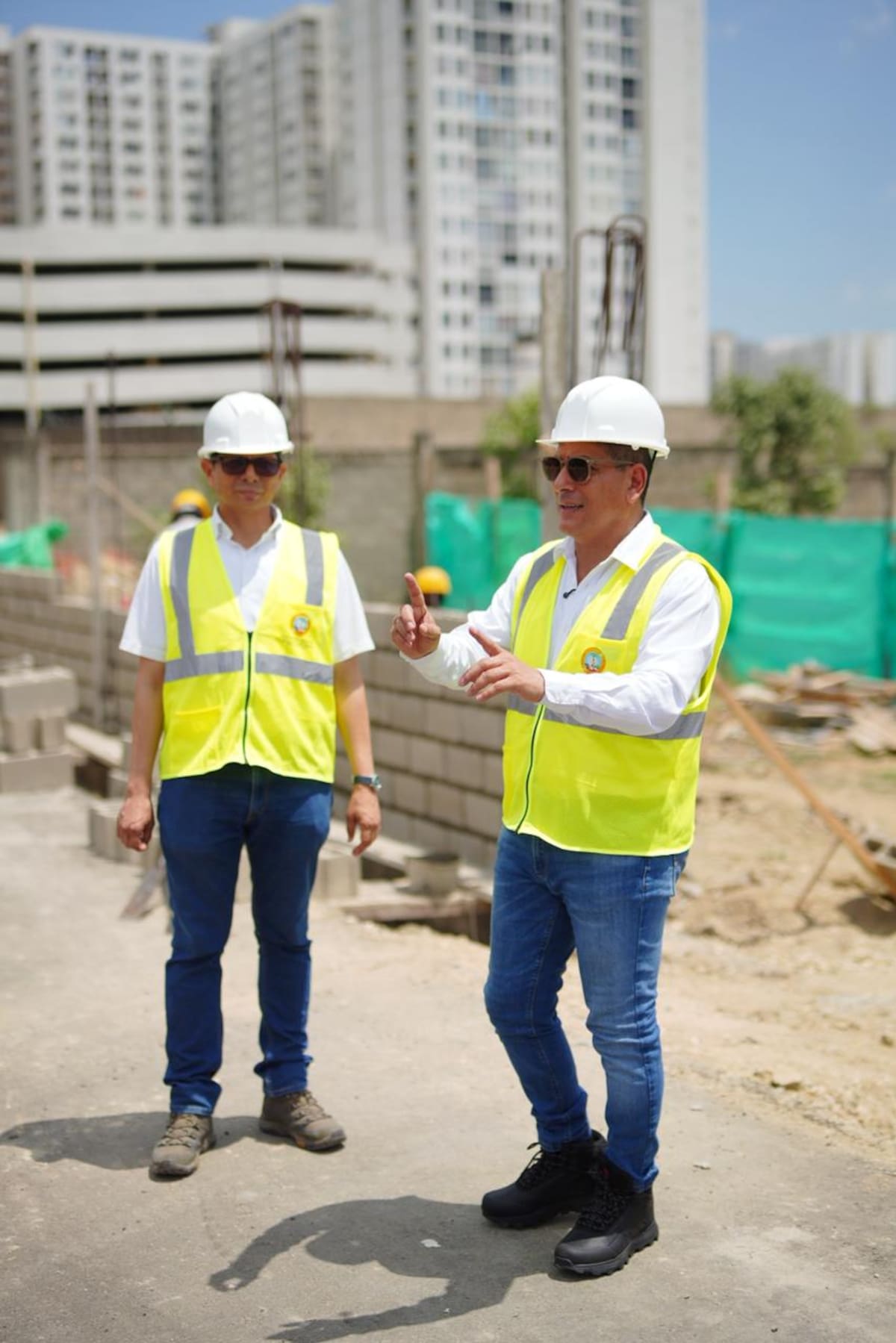 El secretario de Infraestructura, Wilmer Iriarte; y el alcalde de Cartagena, Dumek Turbay Paz; confirmaron que la vía que conectará a Parque Heredia con Territorio Mio, estará lista para el 22 de abril de 2026. // Foto: Cortesía - Alcaldía de Cartagena.