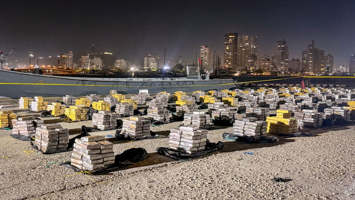Interceptan lancha con más de tres toneladas de cocaína a 100 millas de Cartagena.