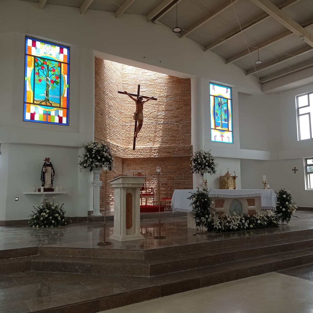 Interior del templo renovado de la parroquia de Martínez Martelo, con piso de granito y altar nuevo.// Foto: Zenia Valdelamar- El Universal