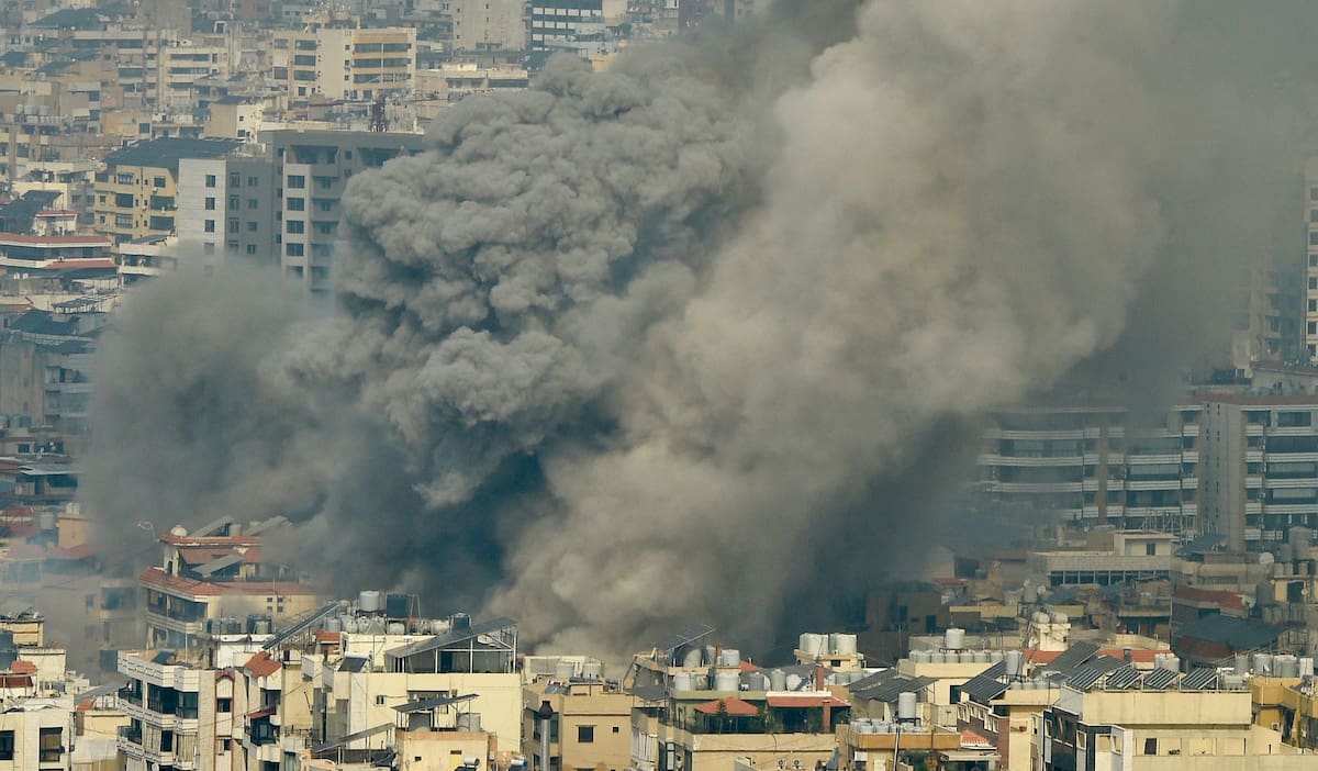 Una columna de humo sale de un edificio tras los ataques israelíes en los suburbios del sur de Beirut, Líbano, contra oficinas de Hizbulá. // Foto: EFE