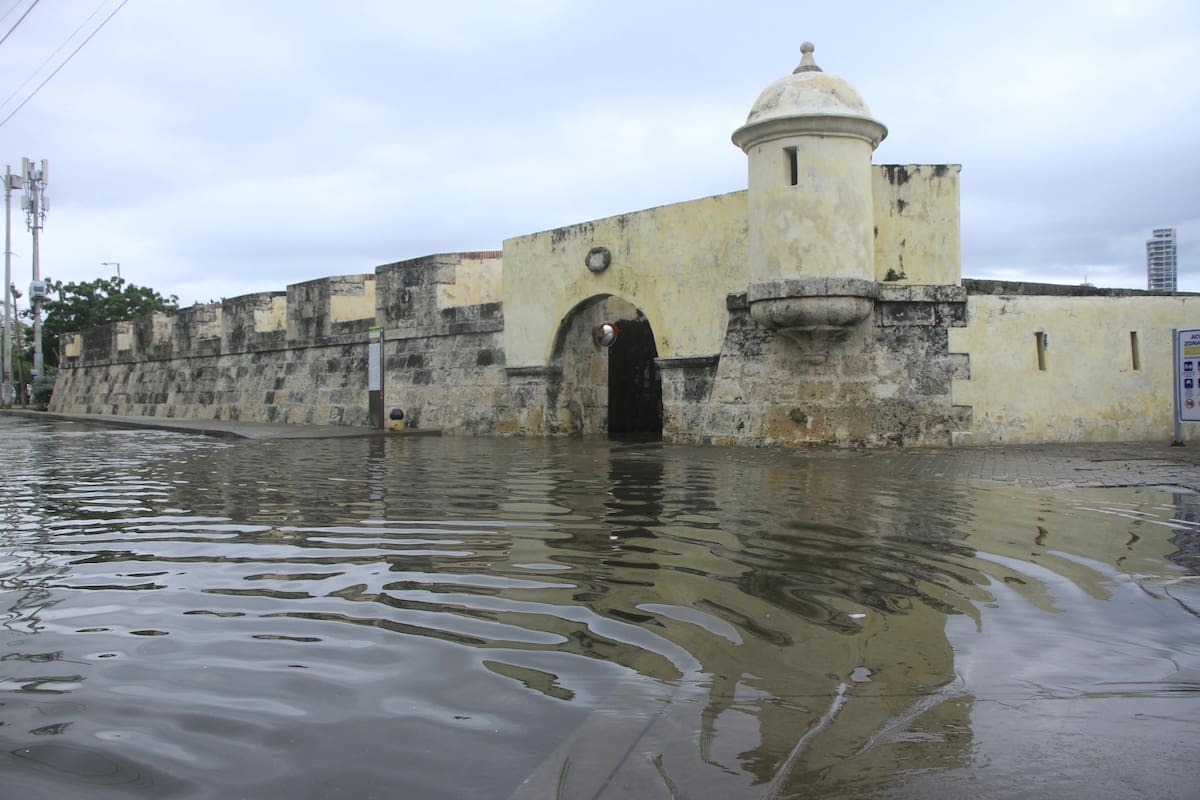 Inundaciones en Manga por subida de la marea. // Julio Castaño