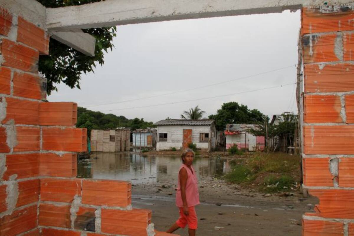 Los grandes charcos de aguas estancadas producen enfermedades que afectan a toda la comunidad. ÓSCAR DÍAZ – EL UNIVERSAL