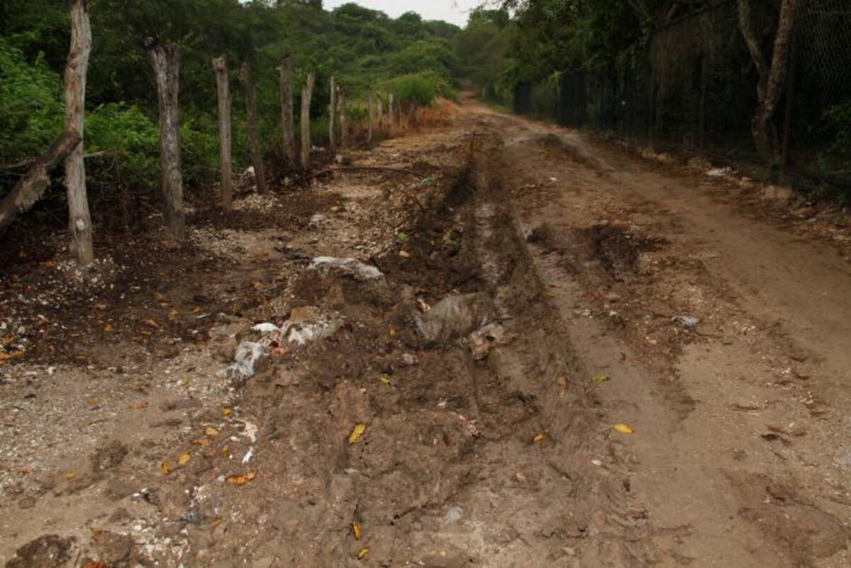 El mal estado de las vías no permite que los carrotanques entren a la zona para abastecer de agua a los pobladores. ÓSCAR DÍAZ - EL UNIVERSAL