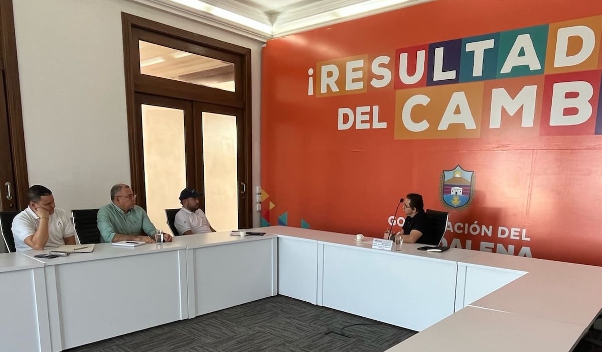 En el Despacho Departamental, el agente Especial de Air-e, Edwin Palma, anunció al gobernador Rafael Martínez, la inversión de 13 mil millones de pesos.//Cortesía.