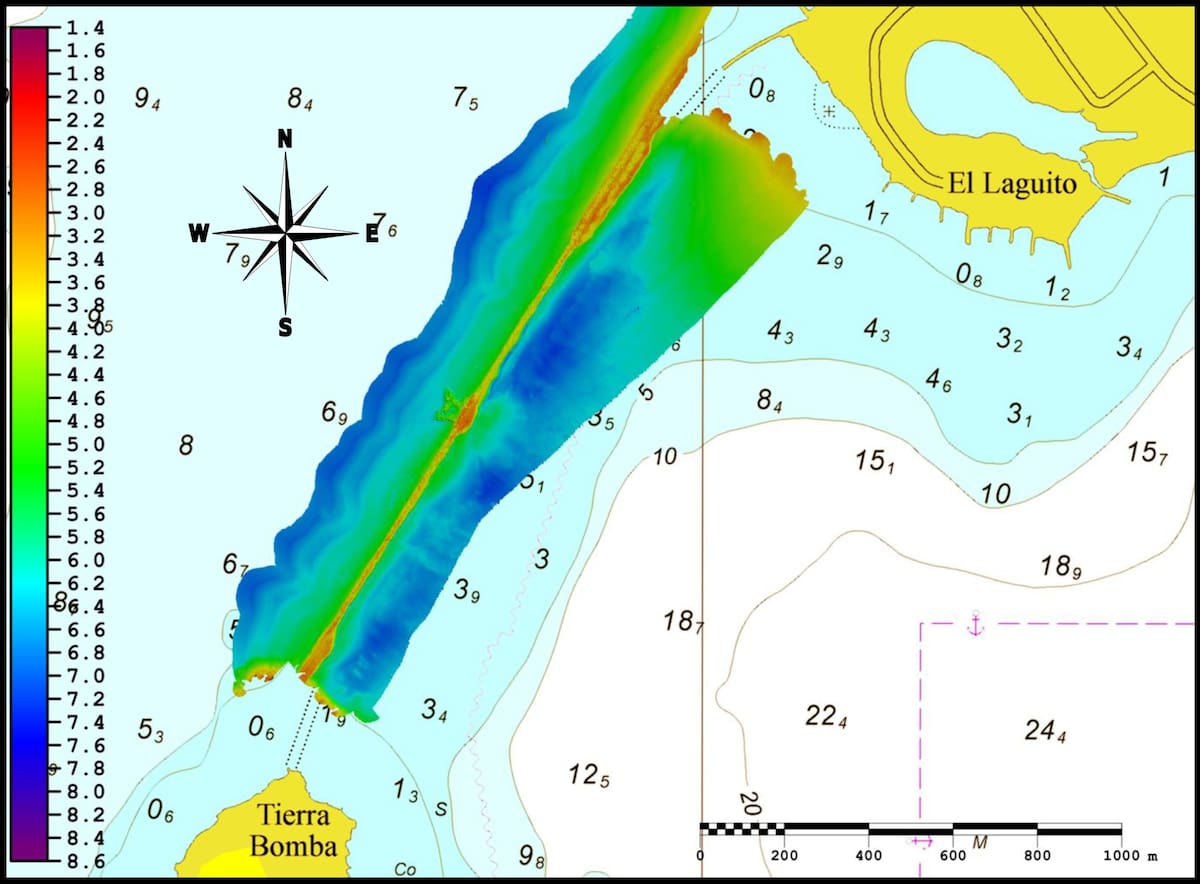La superficie batimétrica del estudio DIMAR-CIOH de 2021. La Escollera aparece como un muro continuo y poco profundo (aproximadamente 2 m de profundidad) entre El Laguito y Tierrabomba.