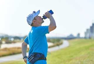 Alertan sobre riesgos por el consumo de sueros de hidratación: esto debe saber