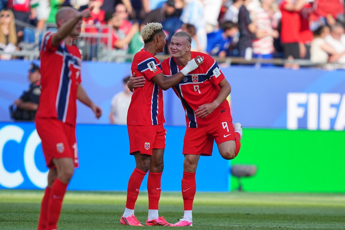 Video: Haaland marcó sus primeros goles en un Mundial y dejó el primer blooper del torneo
