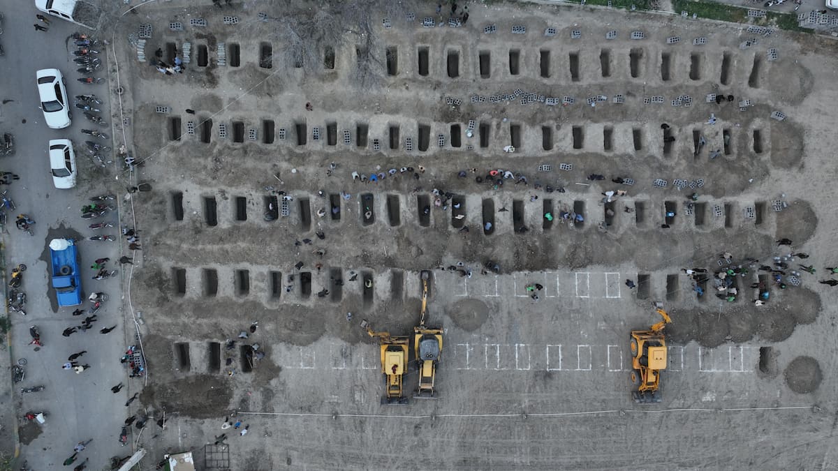 Una imagen facilitada por el departamento de prensa extranjera iraní el 3 de marzo muestra las tumbas que se estaban preparando para las víctimas del ataque aéreo en una escuela de niñas en la ciudad de Minab, en el sur de Irán. EFE/EPA.