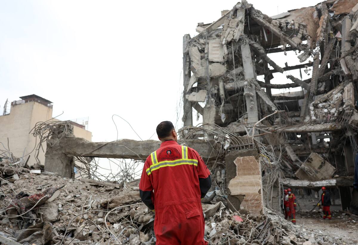 Los trabajadores de rescate iraníes trabajan entre los escombros de edificios residenciales dañados en el centro de Teherán, Irán. //EFE - ABEDIN TAHERKENAREH.