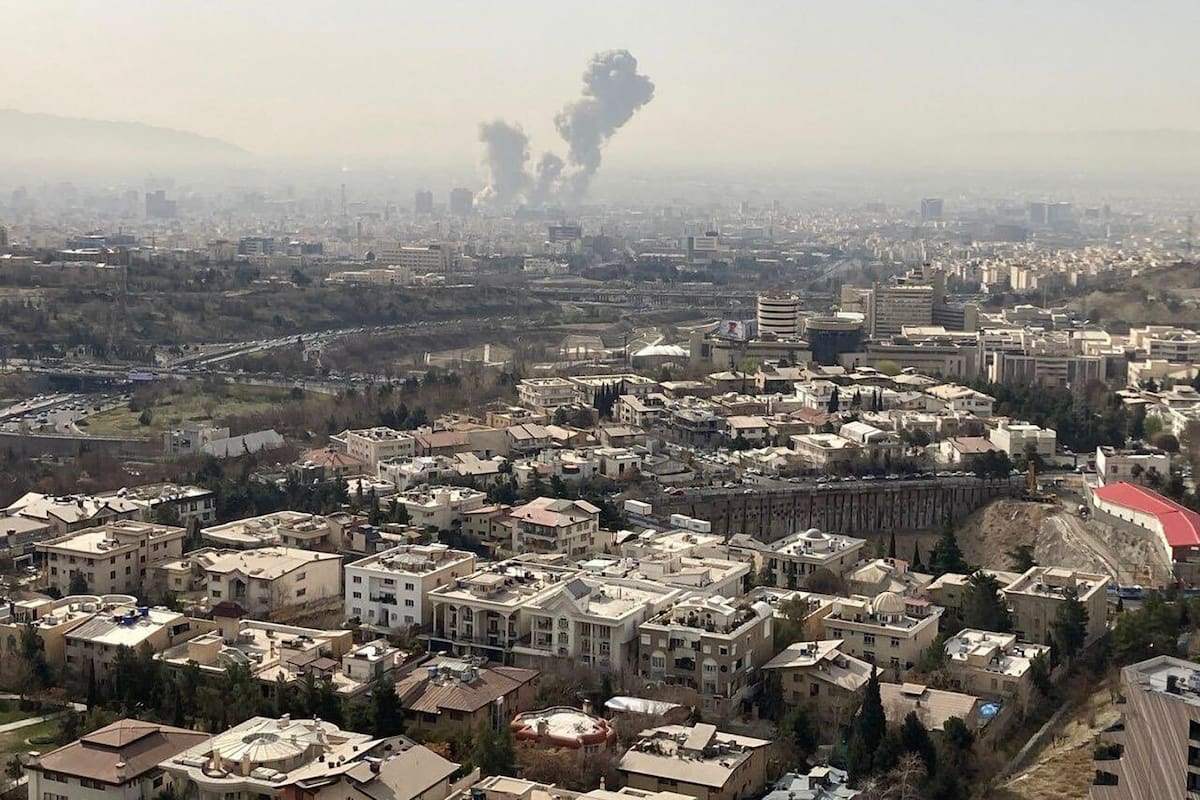 Nueva ola de bombardeos israelíes sacude el corazón de la capital iraní
