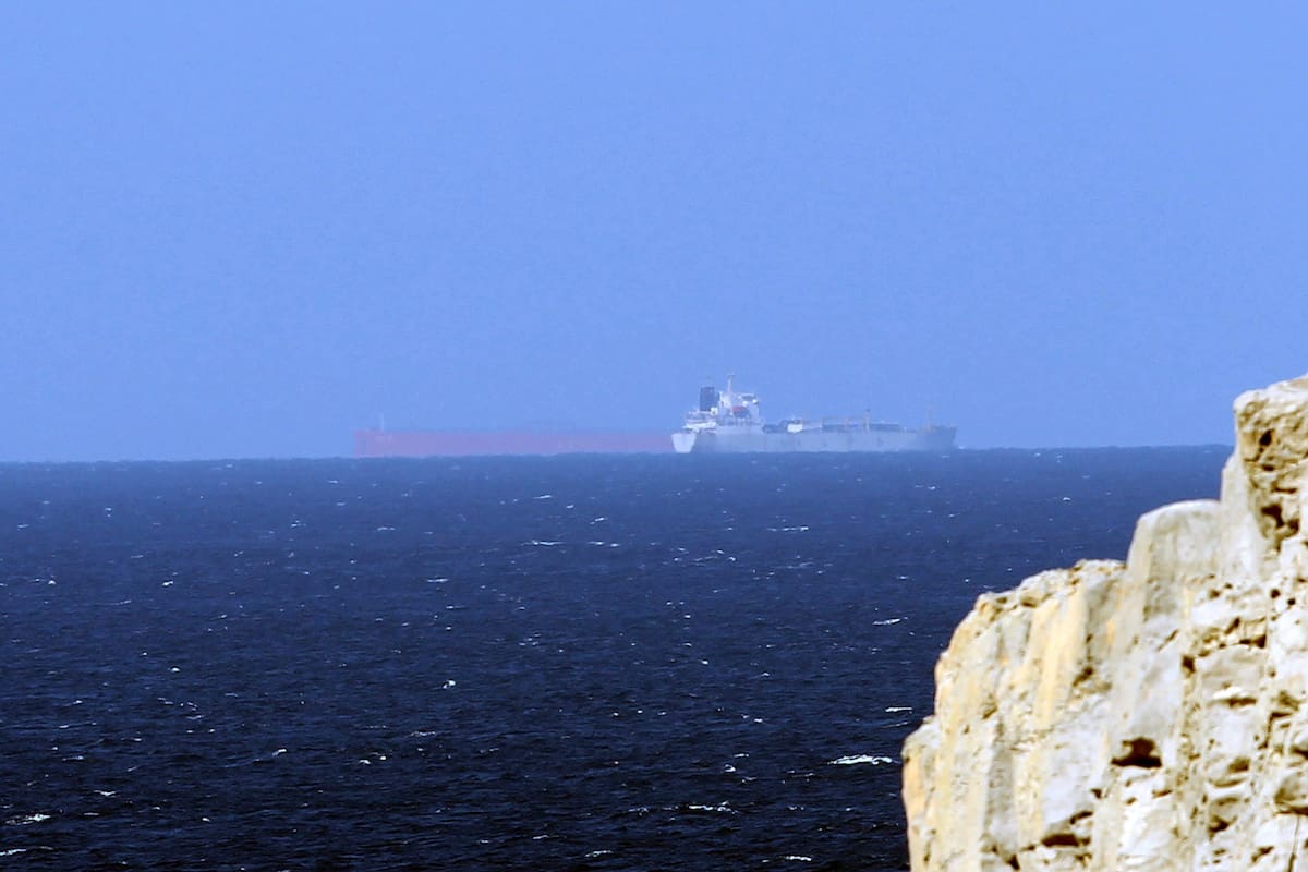 Crece la tensión en Ormuz: Irán responde a EE. UU. con ataque a 20 barcos