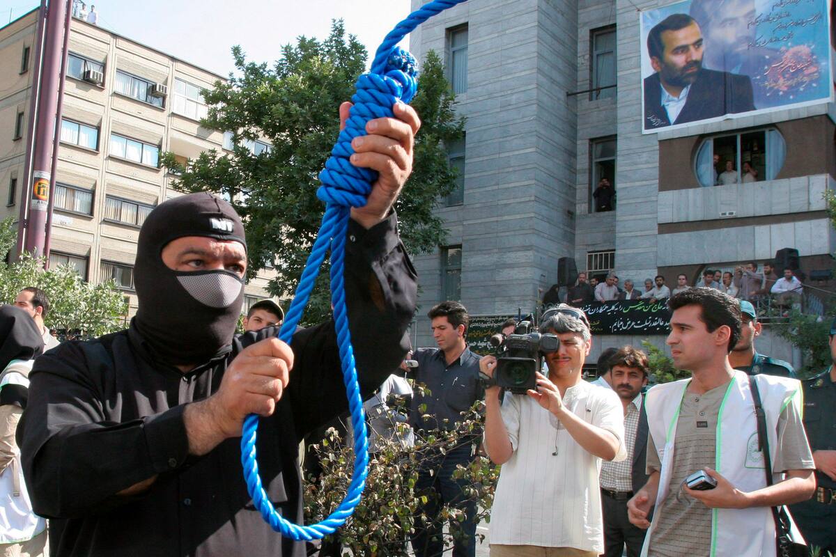 En pleno siglo XXI: Irán ejecuta públicamente a un hombre de 20 años