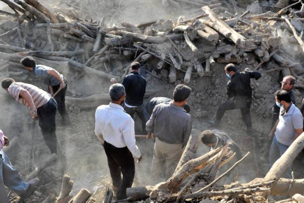 Los dos sismos de magnitud 6,3 y 6,4 golpearon el sábado con pocos minutos de intervalo la región montañosa de Varzeghan, Ahar y Héris. AP Arash Khamoushi