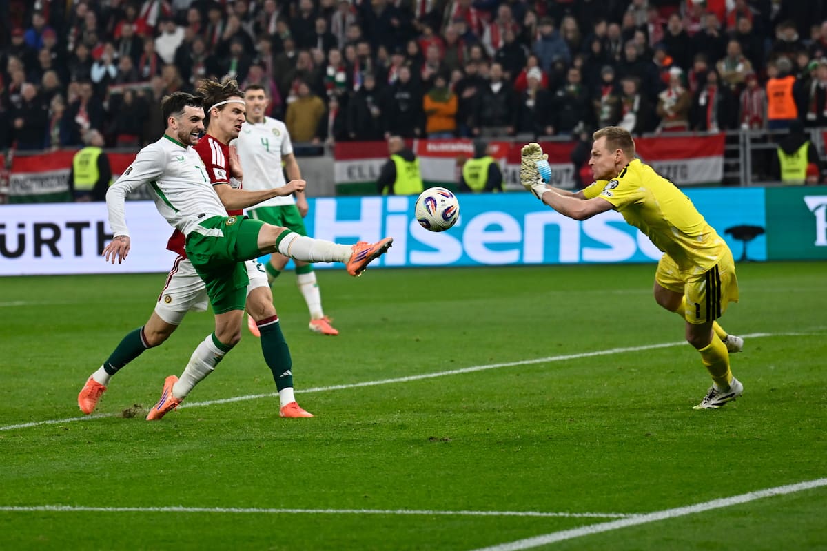 Troy Parrott marcó el gol que clasificó a Irlanda al repechaje del Mundial 2026. //Foto, AP: Denes Erdos