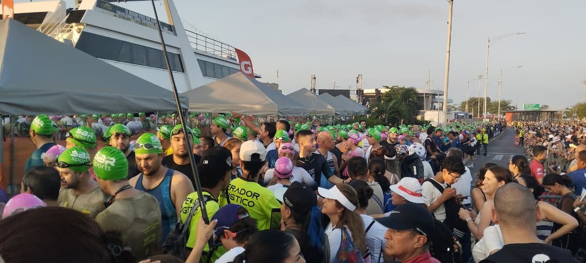Así se vive el Ironman 5150 este domingo en Cartagena. // Foto: Óscar Díaz - El Universal.