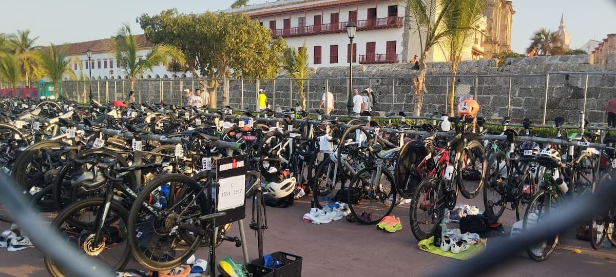 Así se vive el Ironman 5150 este domingo en Cartagena. // Foto: Óscar Díaz - El Universal.