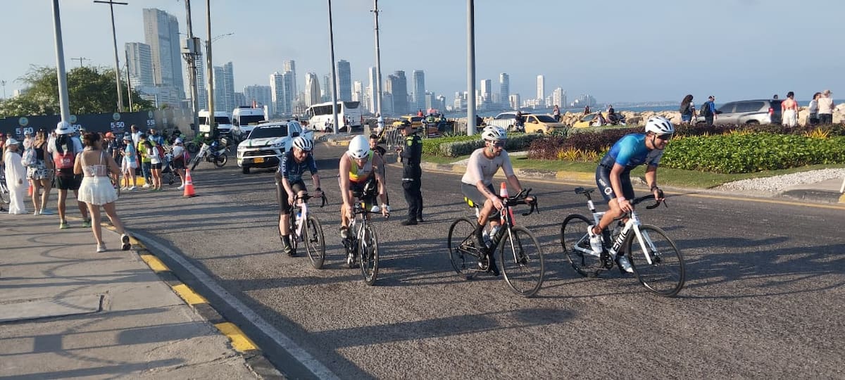 Así se vive el Ironman 5150 este domingo en Cartagena. // Foto: Óscar Díaz - El Universal.