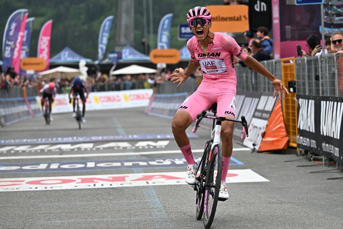 El ciclista mexicano Isaac Del Toro Romero del UAE Team Emirates XRG, con la camiseta rosa de líder general, celebra la victoria de la 17ª etapa del 108º Giro de Italia. //EFE