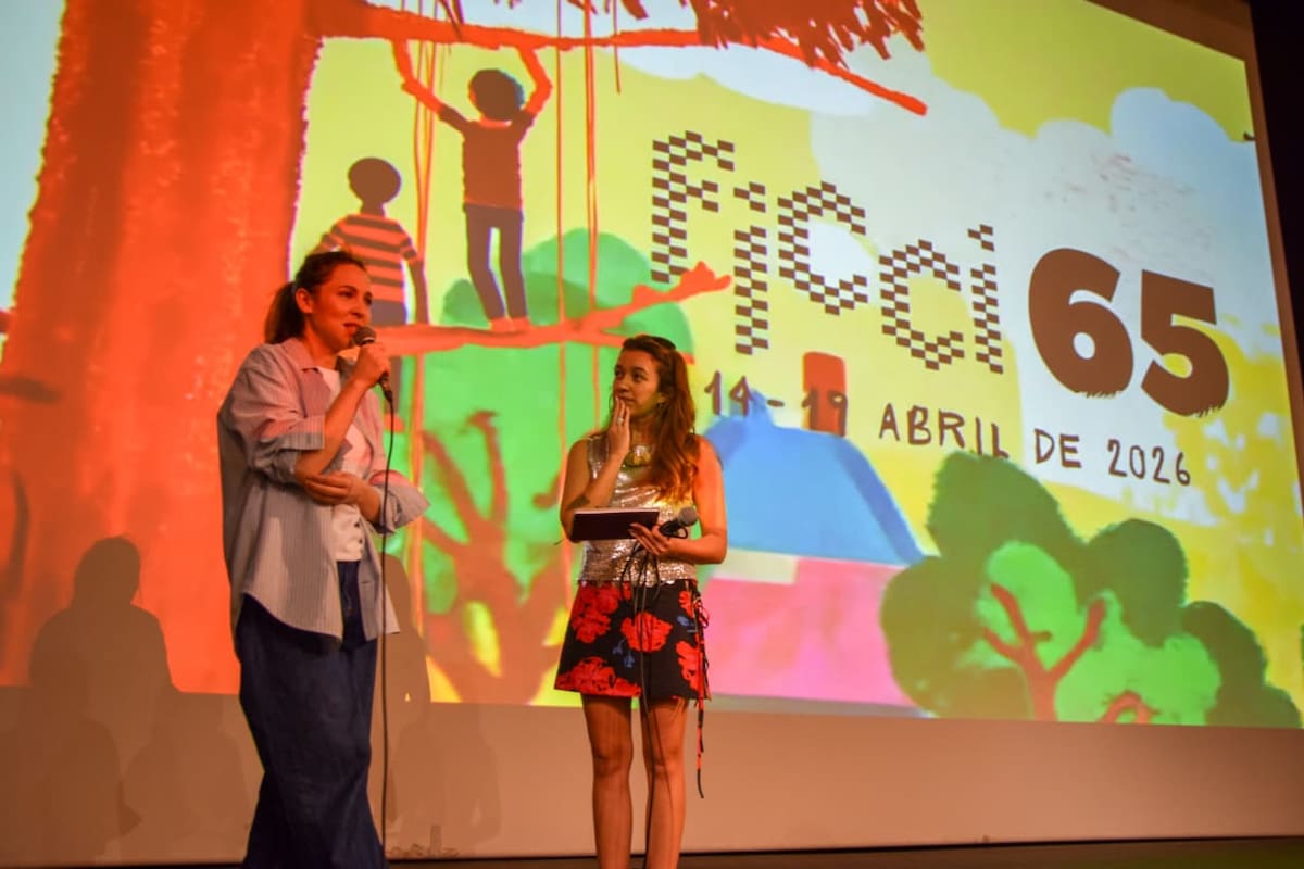 Isabel Aimé González-Sola dialoga con el público en el Teatro Adolfo Mejía. //Foto: Juan Campuzano