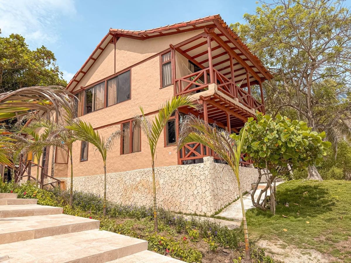 La Agencia Nacional de Tierras señaló que la inspección realizada en el predio La Cocotera, ubicado en las Islas del Rosario, fue para verificar una presunta ocupación irregular del terreno, en cumplimiento de sus funciones legales de administración y protección de los bienes de la Nación. // Foto: Cortesía - Agencia Nacional de Tierra (ANT).