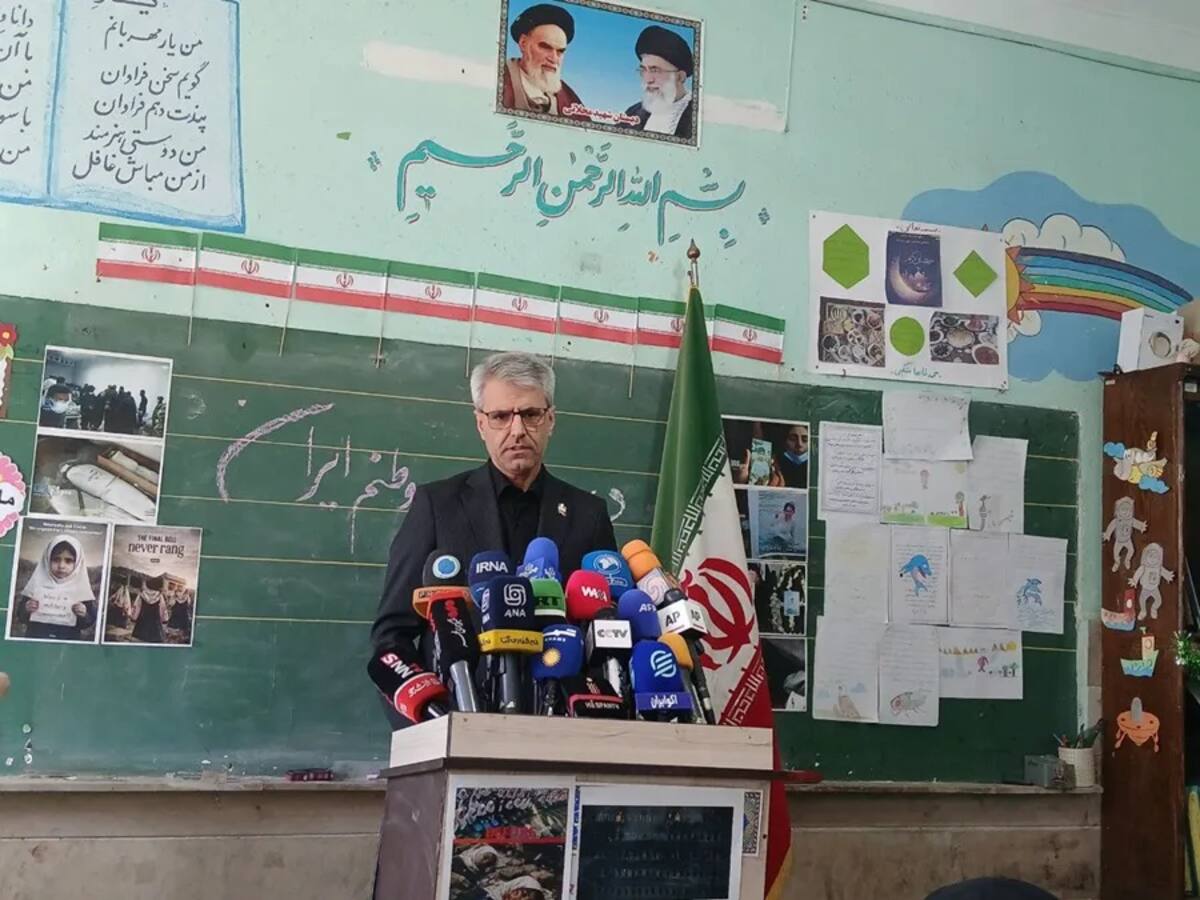El portavoz de Exteriores de Irán, Ismail Baghaei, en una rueda de prensa, celebrada en una escuela bombardeada de Teherán. // Foto: EFE/ Ministerio de Exteriores de Irán.