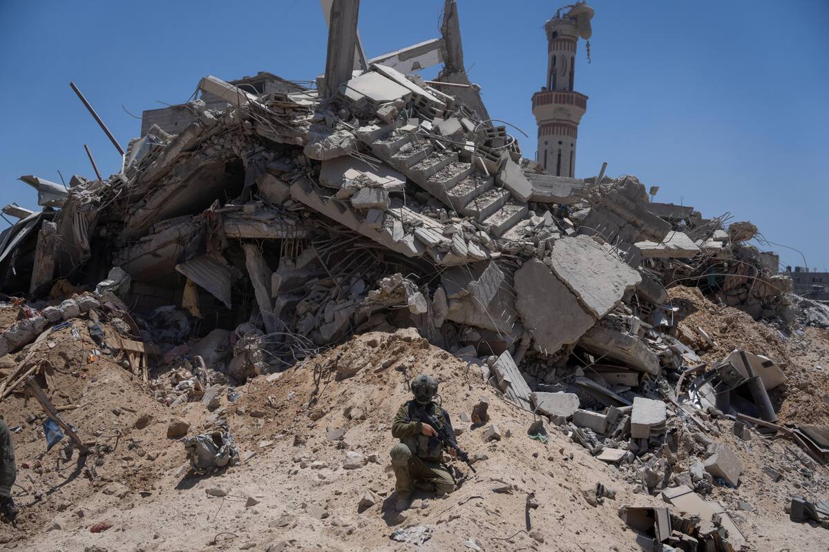 Un soldado israelí frente a la destrucción en Gaza. //EFE