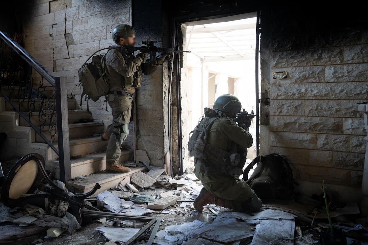 El Ejército de Israel aseguró este miércoles haber atacado más de 100 "objetivos" del grupo chií libanés Hizbulá y eliminado a decenas de sus milicianos en el Líbano. //EFE