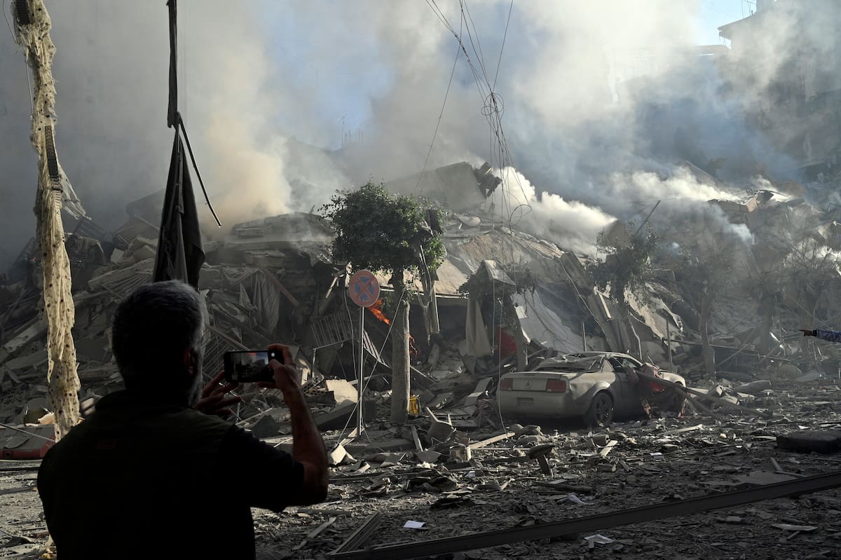 Restos de un edificio después de un ataque aéreo israelí sobre el barrio de Dahieh, uno de los bastiones de Hizbulá, en Beirut (El Líbano). //EFE