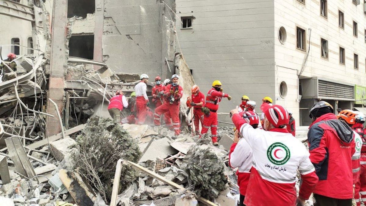Rescate de heridos en un bombardeo de un edificio en la capital de Irán. // Foto: EFE/ Media Luna Roja Iraní.