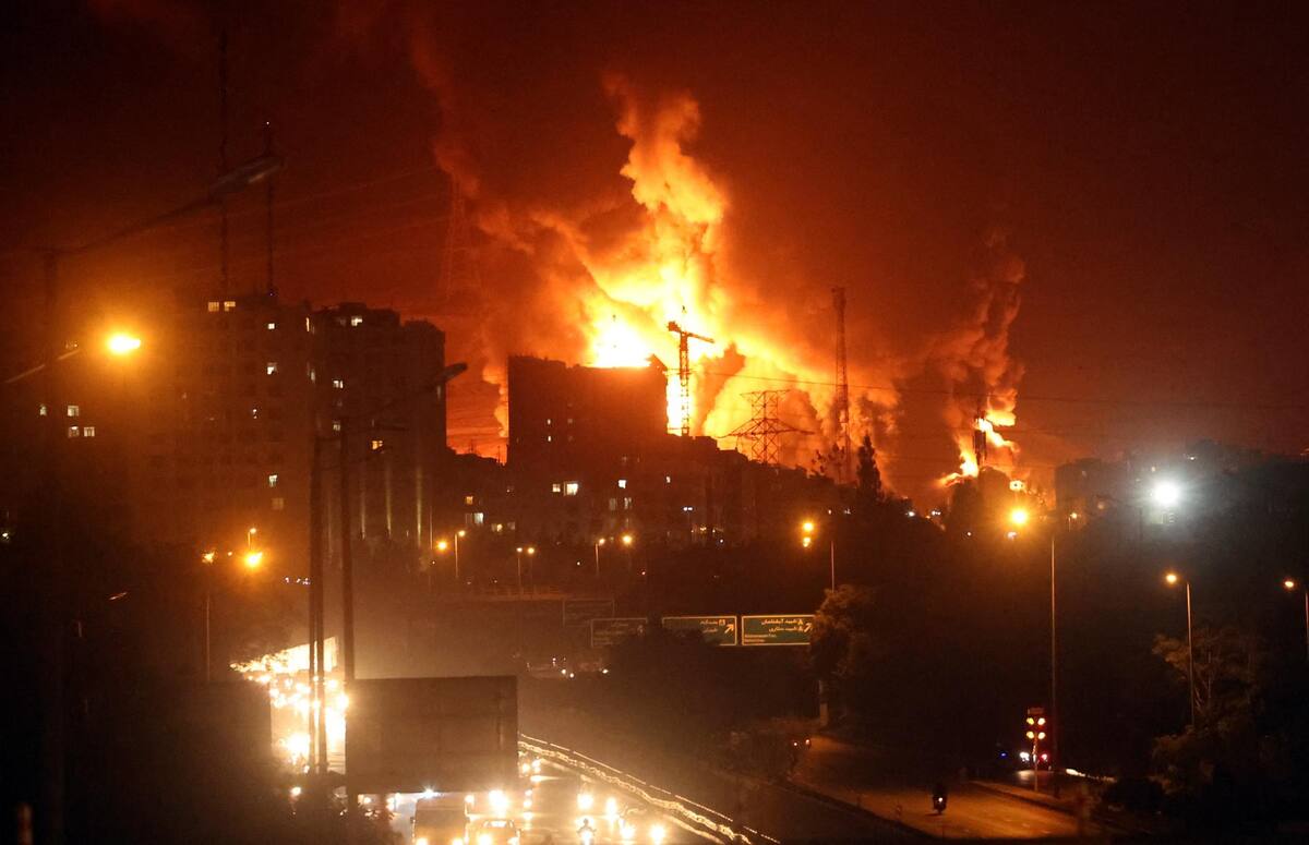 El fuego y el humo se elevan desde un depósito de petróleo de Teherán, Irán, tras ser bombardeado. // Foto: EFE