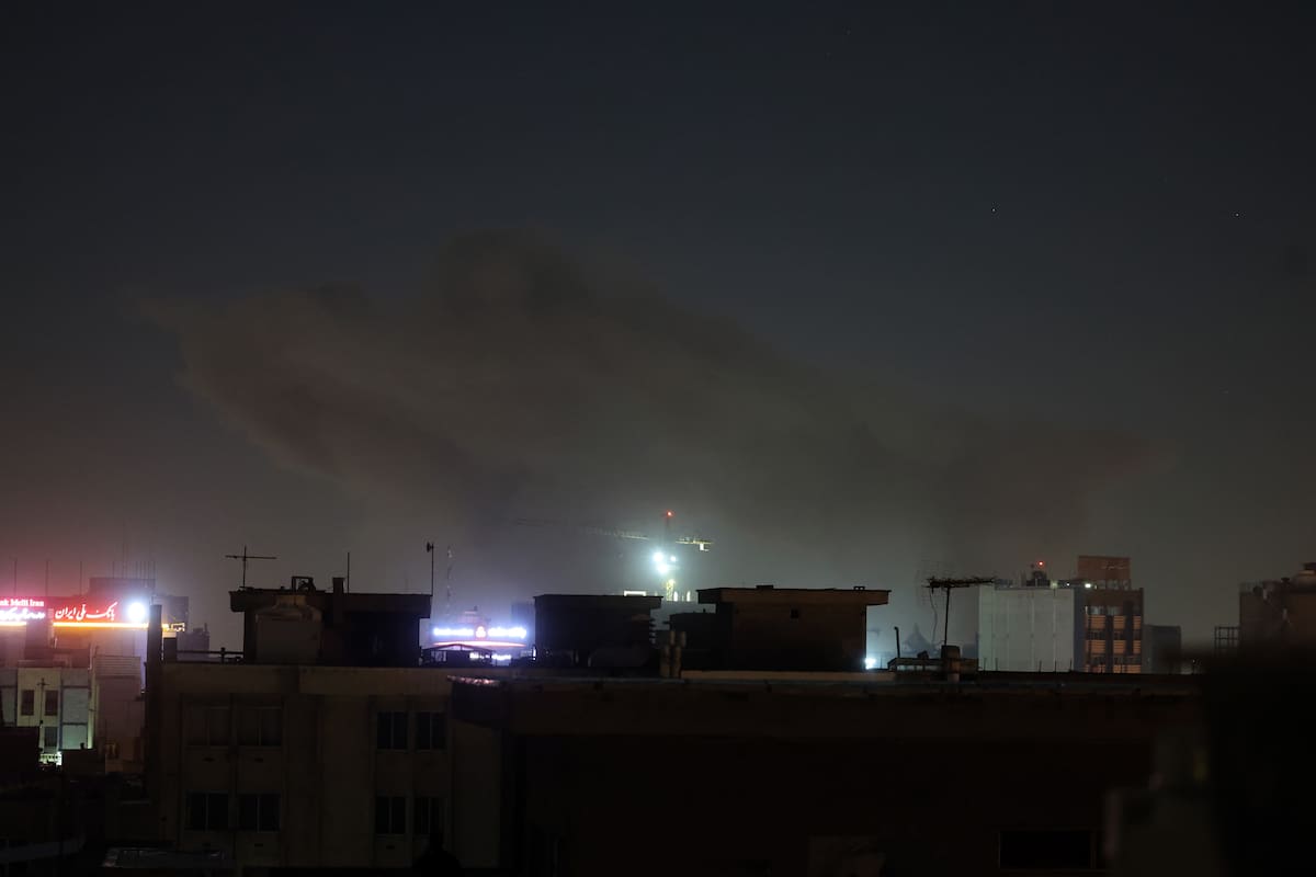 El humo se eleva después de un ataque aéreo en el centro de Teherán, Irán, el 3 de marzo de 2026. EFE/EPA/ABEDIN TAHERKENAREH