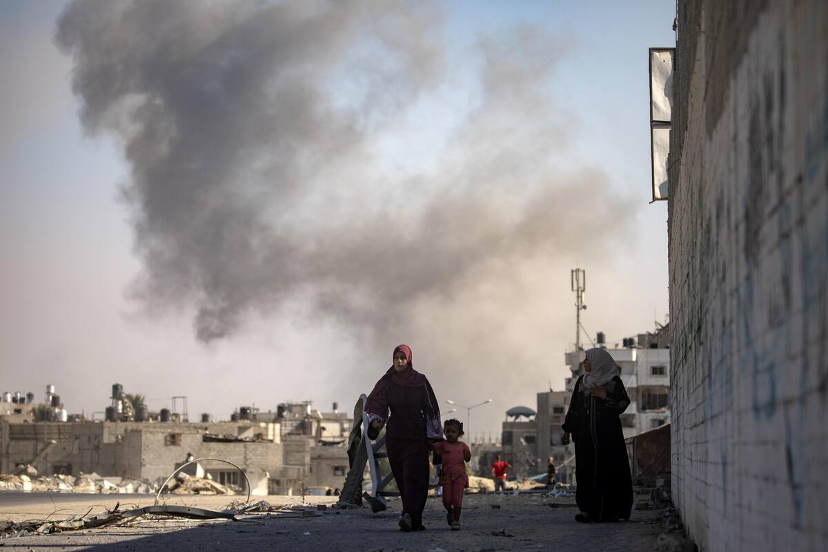 Se eleva humo tras un ataque aéreo israelí en Khan Younis, en el sur de la Franja de Gaza, el 08 de septiembre de 2024. Más de 40.000 palestinos y más de 1.400 israelíes han muerto. EFE/EPA/HAITHAM IMAD
