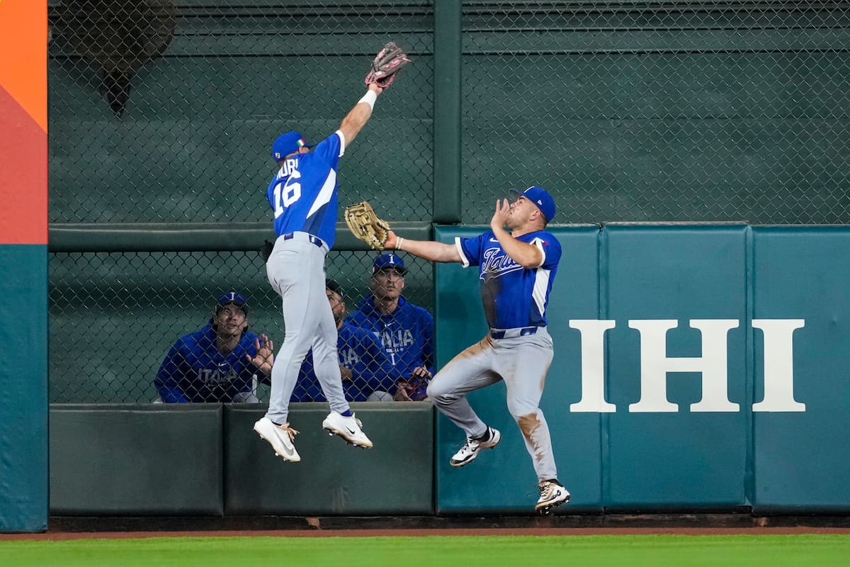 El jardinero central italiano Jakob Marsee (D), hace una atrapada bajo el jardinero Dante Nori (16) de un hit del jardinero derecho estadounidense Roman Anthony (3) en la séptima entrada de un juego del Clásico Mundial de Béisbol. //Foto, AP: Ashley Landis
