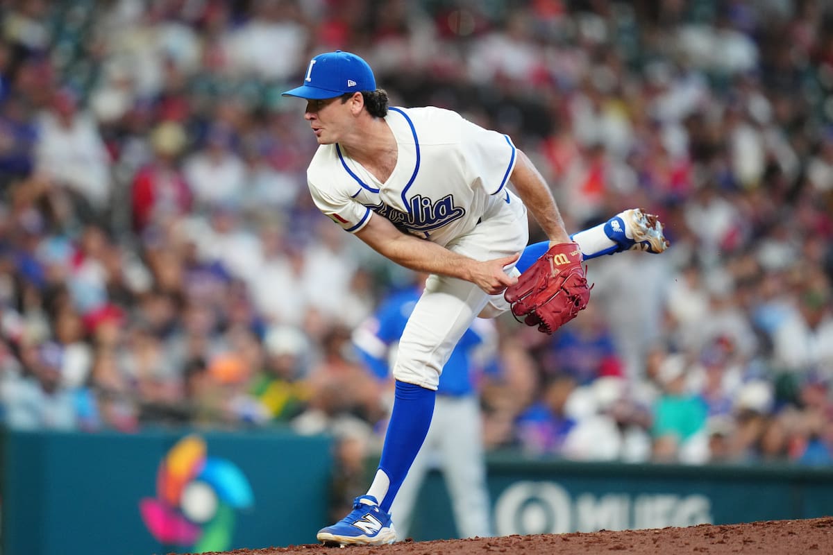 El lanzador italiano Matt Festa realiza un lanzamiento durante la octava entrada ante Puerto Rico. //Foto, AP: Karen Warren