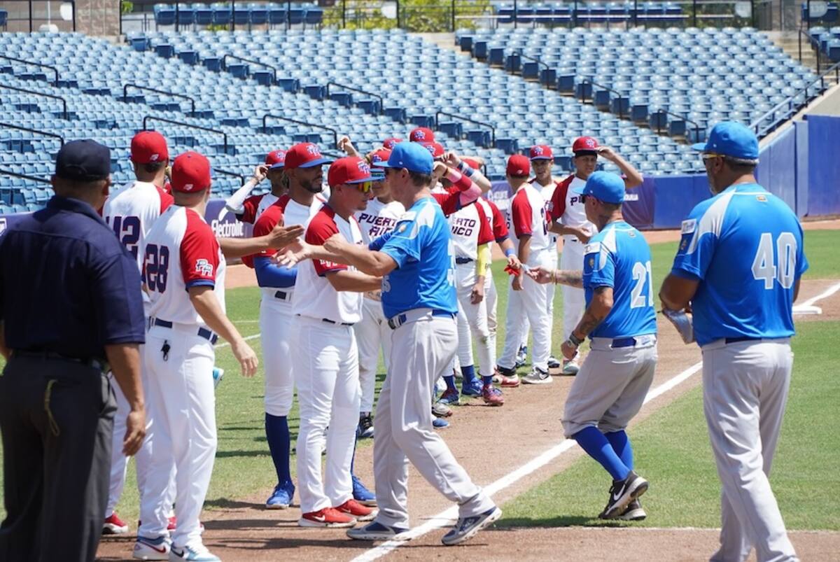 Las delegaciones de Italia y Puerto Rico se saludan tras el partido disputado este lunes 19 de agosto en el estadio Édgar Rentería por el Mundial de Béisbol Sub-15.