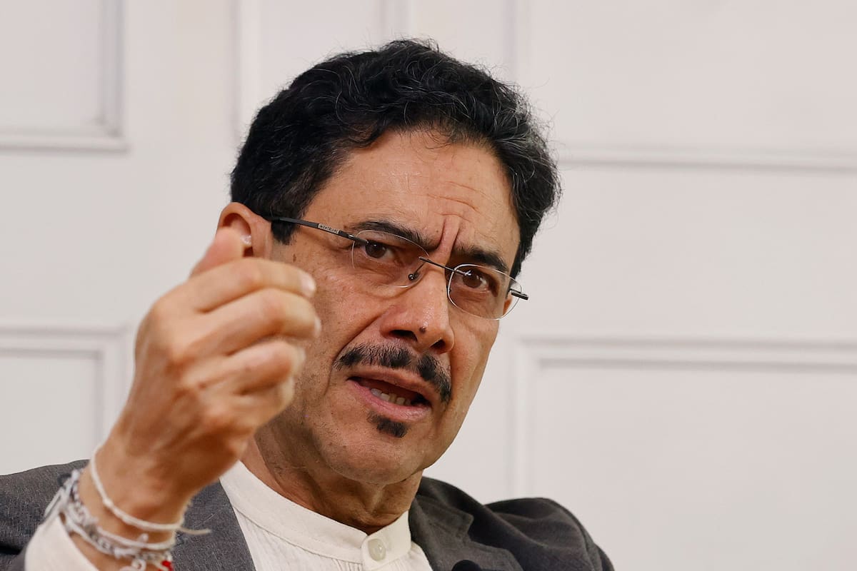 El senador y candidato a la Presidencia de Colombia por el partido Pacto Histórico, Iván Cepeda, habla durante una entrevista con EFE este jueves, en Bogotá (Colombia). // Foto: EFE.