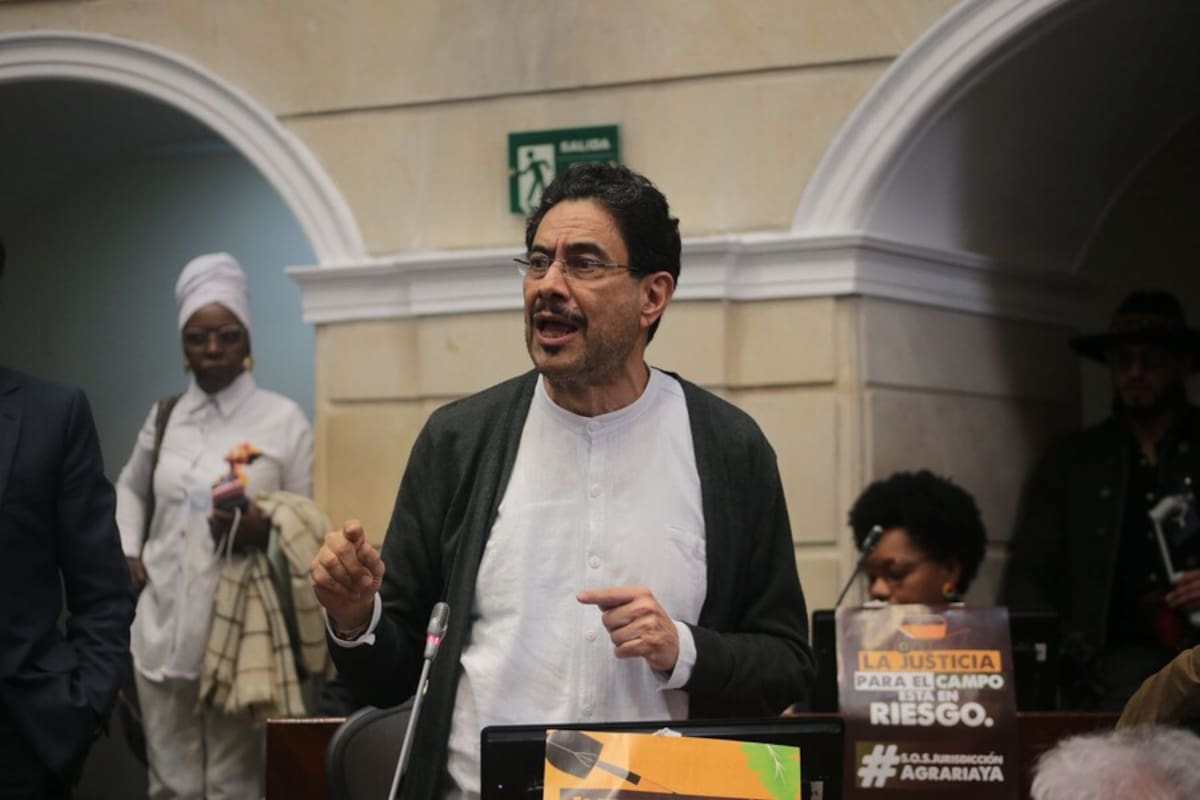 Álvaro Uribe estalla y llama “bandido” a Cepeda por graves acusaciones. // Foto: Prensa Senado.