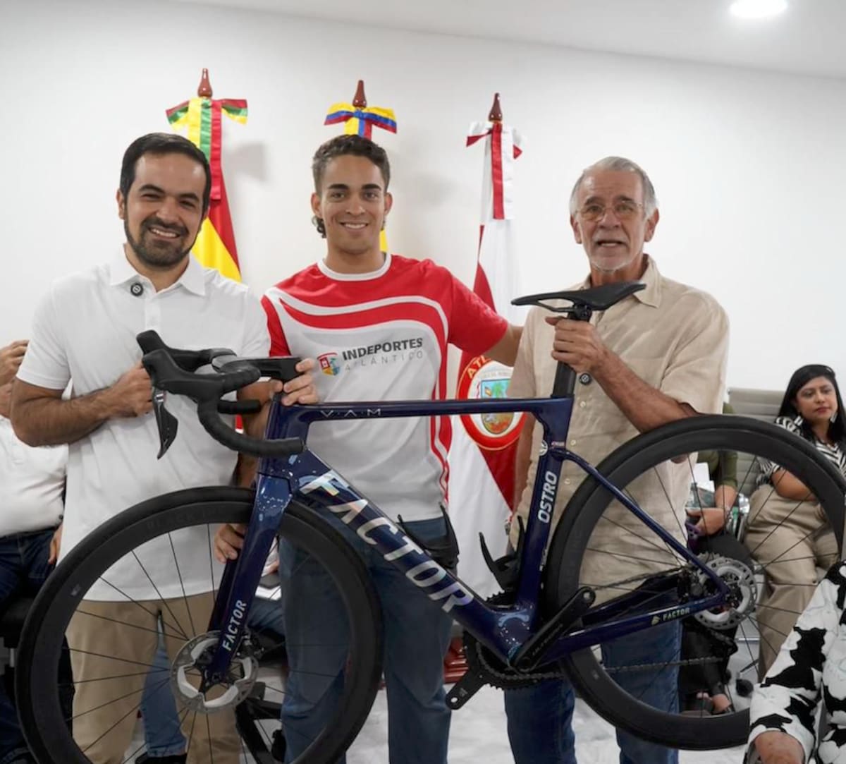 Cristian Ortega Fontalvo, junto al director de Indeportes, Iván Urquijo (izq), y el gobernador del Atlántico, Eduardo Verano de la Rosa (der).//Cortesía Gobernación del Atlántico.